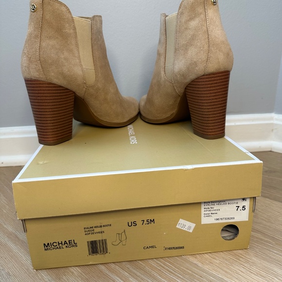 New in box. Michael Kors women’s Evaline heeled bootie size 7.5 - Picture 5 of 6
